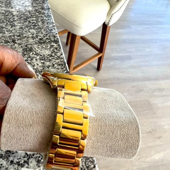 NWT Michael Kors gold watch (no longer available in stores) - Picture 4 of 10
